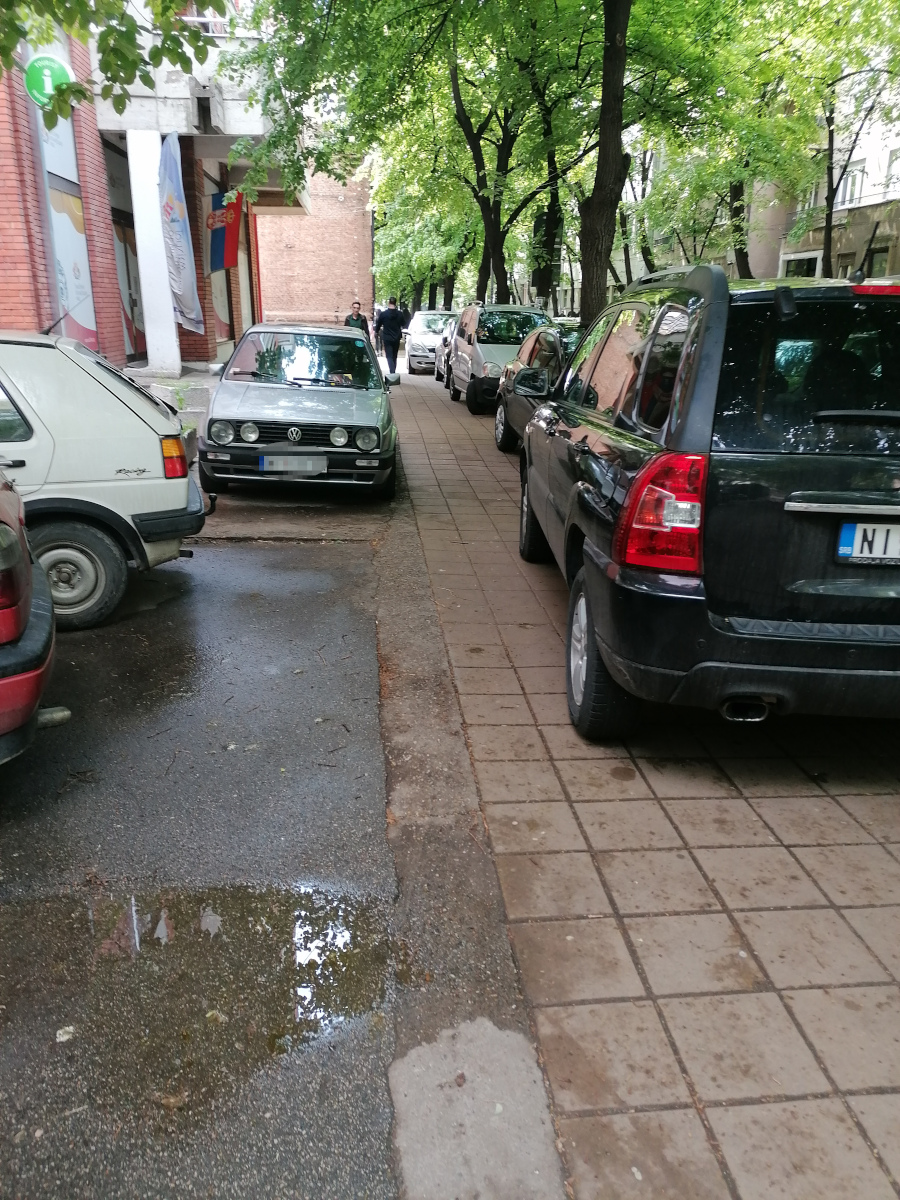 Parkiranje u Nade Tomić1, novembar 2023; foto: D. V