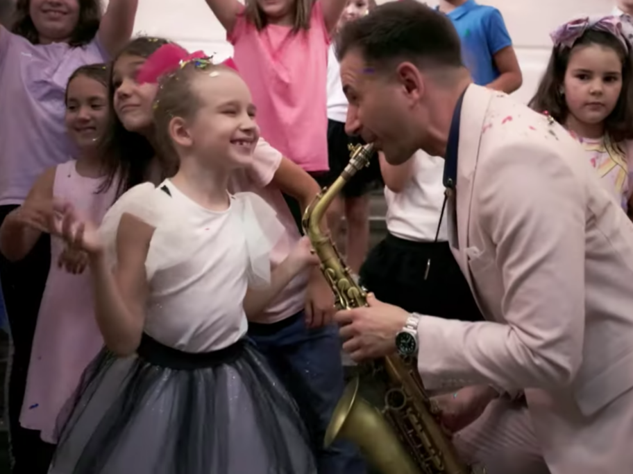 Osmogodišnja Aja iz Niša peva, a tata svira saksofon - pesmom ukazuju na važnost roditeljske ljubavi 3 Screenshot 2023 11 13 at 14 30 33