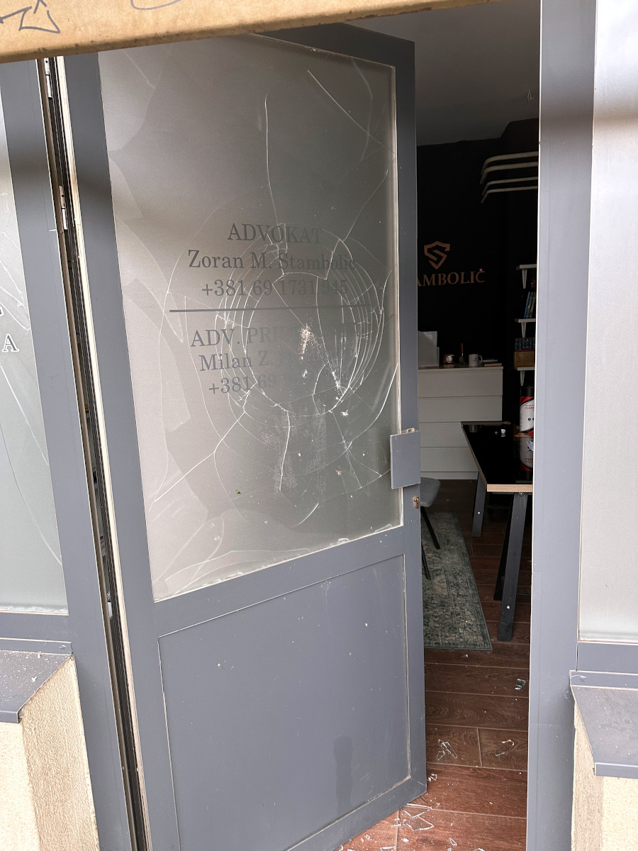 Razbijen ulaz 2; foto: Advokatska kancelarija Stambolić