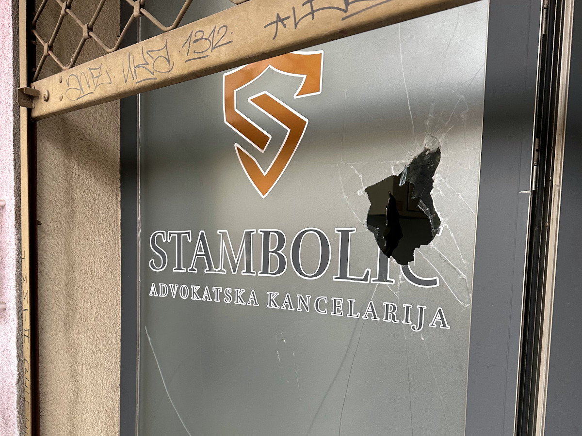 Razbijen ulaz foto Advokatska kancelarija Stambolic