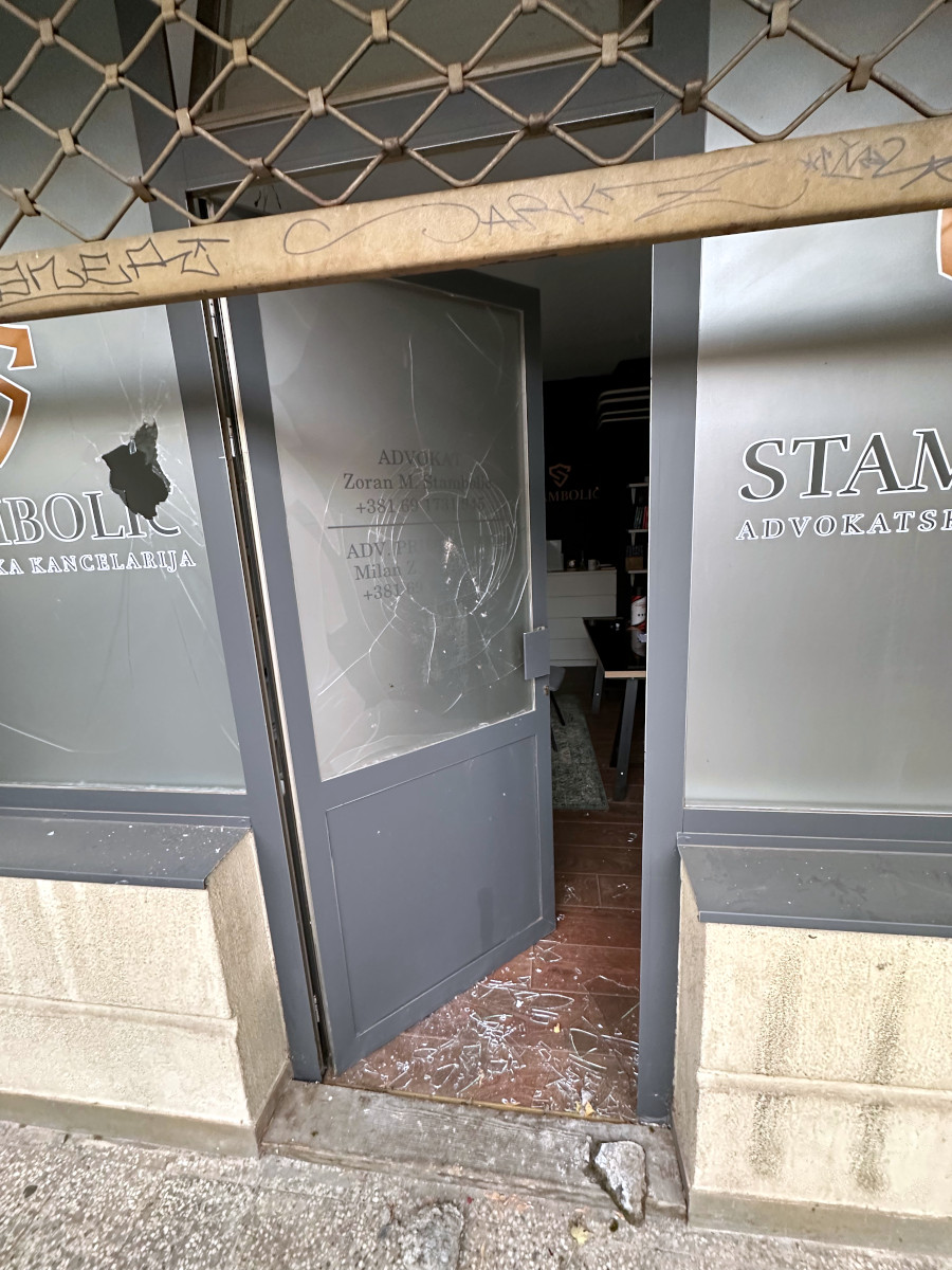 Razbijen ulaz 1; foto: Advokatska kancelarija Stambolić