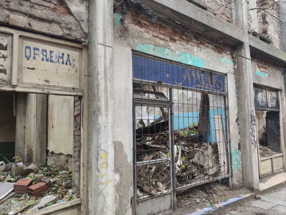 Smeće u napuštenim lokalima i turističkim atrakcijama za Nišlije - “mentalitet palanke” 6 Lokli smece 3