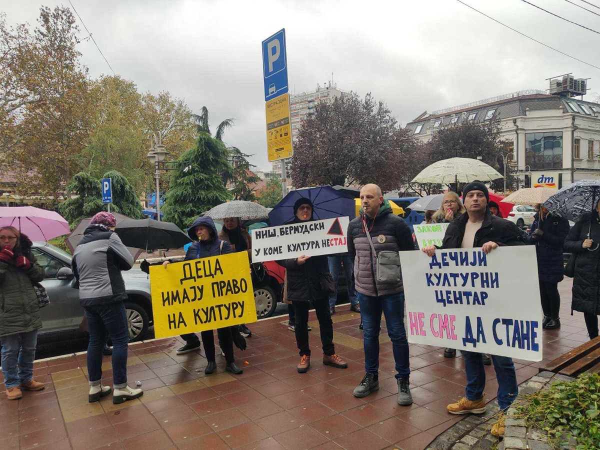 Niška Skupština usvojila odluku o DKC-u, radnici protestovali ispred 1 dkc