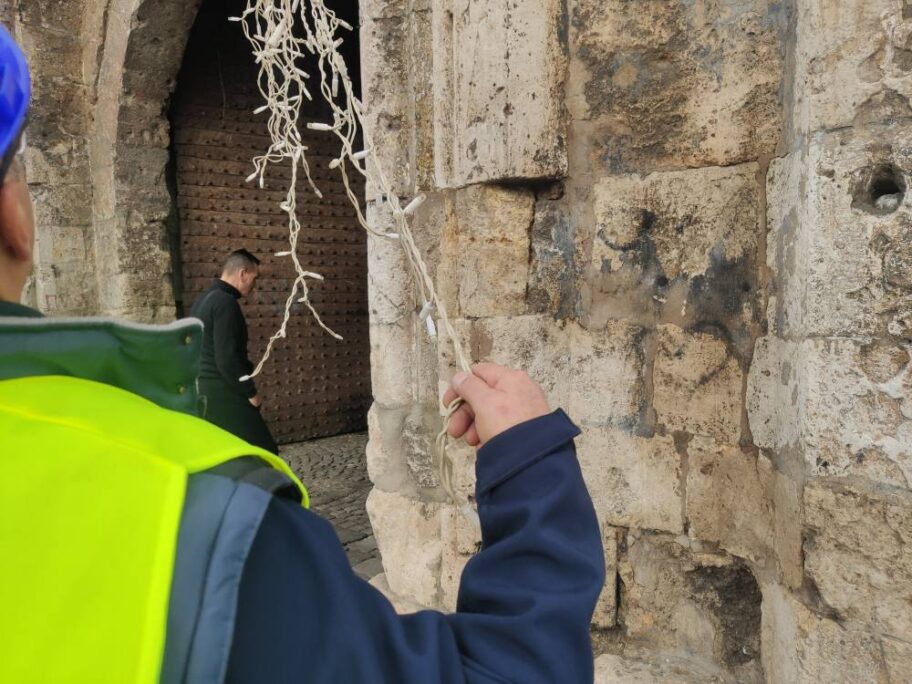 Foto-vest: Počelo postavljanje novogodišnje dekoracije u Nišu 5 Novogodisnja rasveta 2