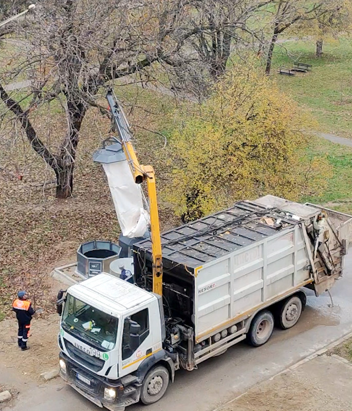 Pražnjenje kontejnera; foto: čitalac