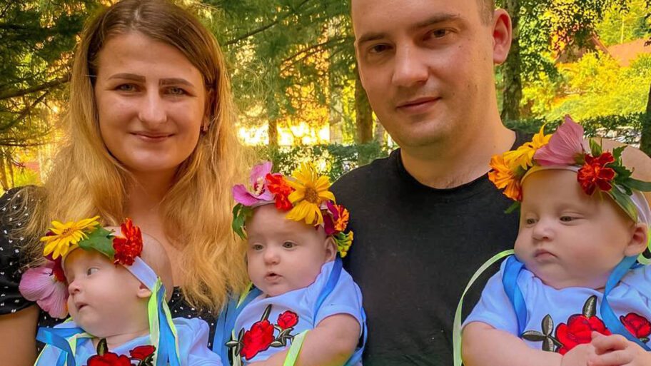 Rusija i Ukrajina: Priča o trojkama koje su rođene na dan početka ruske invazije 2 132111603 mum dad babies 16x9