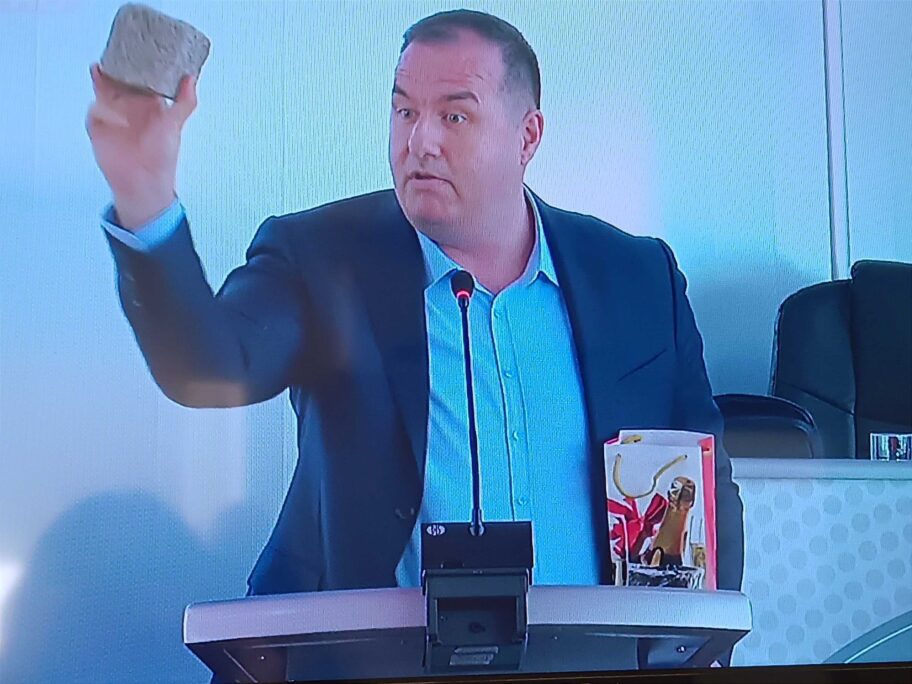 Kamen za govornicom niške Skupštine 2 nenad stankovic kamen scaled