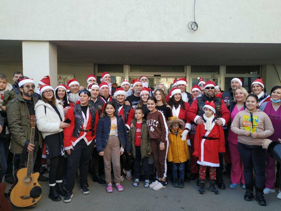 Deda Mrazovi na motorima podelili paketiće deci sa Dečije klinike u Nišu 11 bajkeri deda mraz 6
