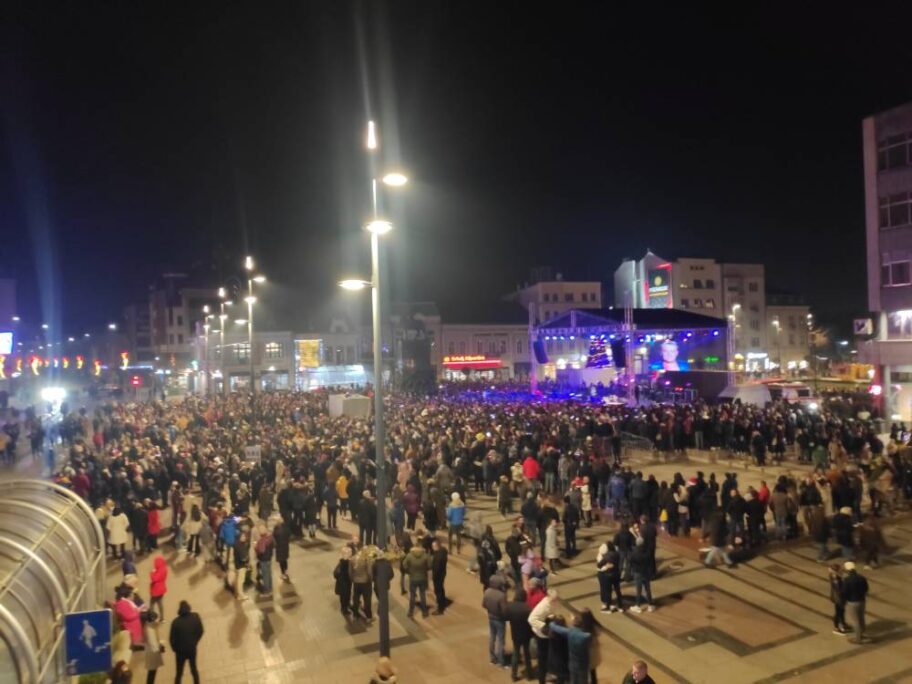 Niš dočekao Novu godinu uz Viki Miljković i Bobana Zdravkovića, pevač poručio "Ludilo u Nišu" 7 Nova godina 2024 4