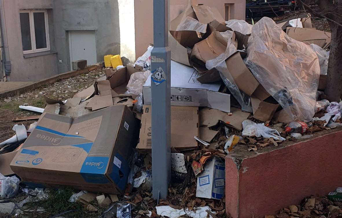 Smeće Pantelej 2; foto: čitalac-prijavi problem