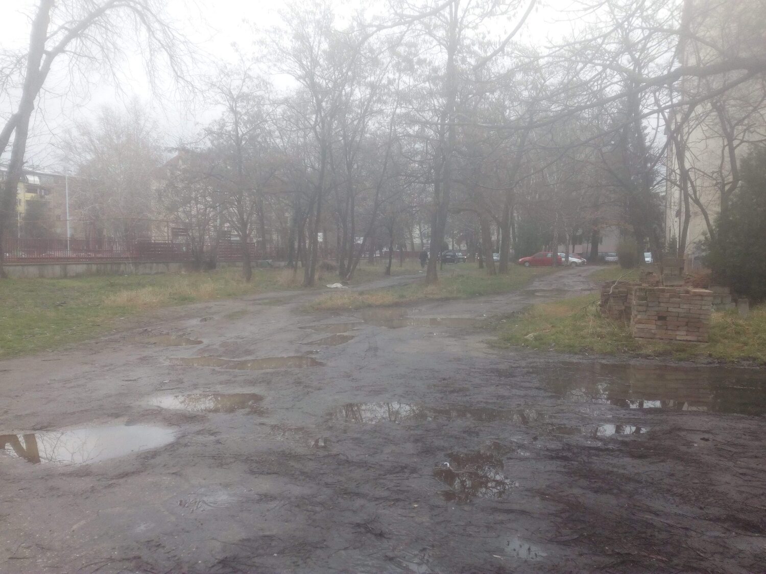 Neprohodna staza iza zgrada