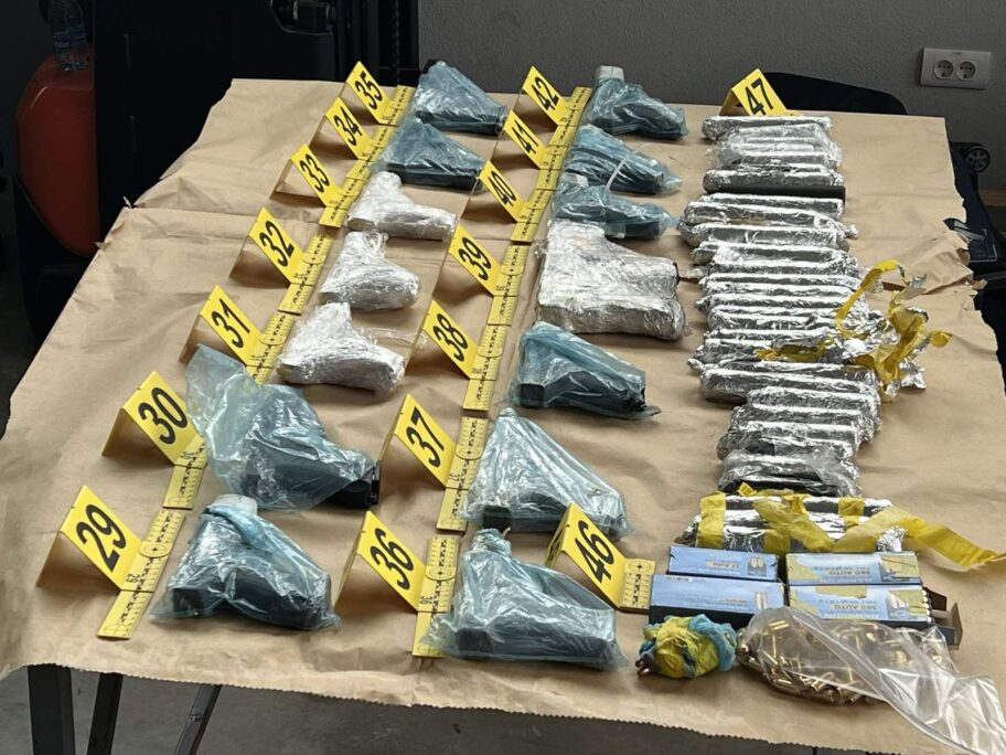 Na prelazu Merdare carinici zaplenili 45 komada vatrenog oružja 4 2 6