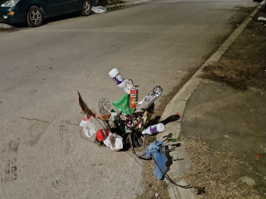 Foto-vest: Nišlije "okitile" rupu granama i flašama, pokušavaju da spreče da se neko povredi 10 prijavi problem sahta