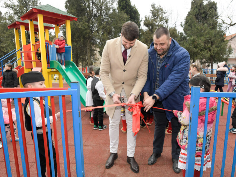 "Tehnički" ministar obišao selo kraj Prokuplja - da otvori igralište 14 Djerlek Mala Plana foto Minstarstvo