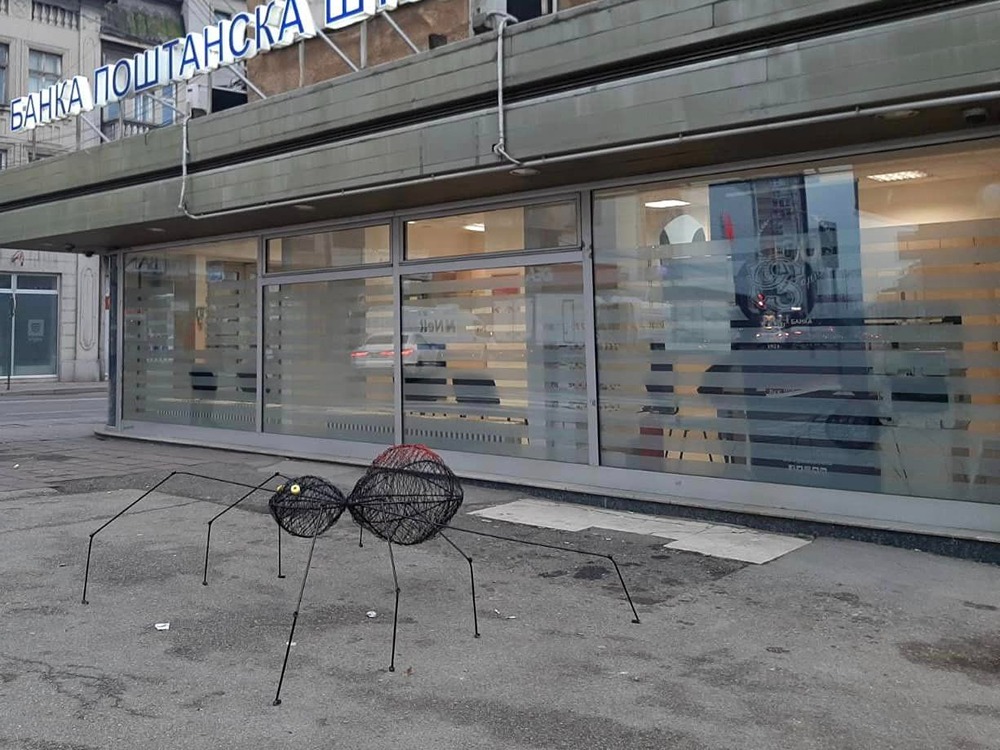 "Predator kruži gradom i lovi 6.300 automobila godišnje" - niški gerilci postavili maketu pauka u centru grada 1 Urbana gerila Pauk 1