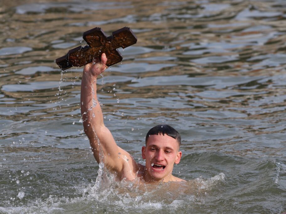 Plivanje za Časni krst širom juga: U Pirotu pobednik ostao isti, najmasovnije u Vlasotincu 7 IMG 1339 scaled