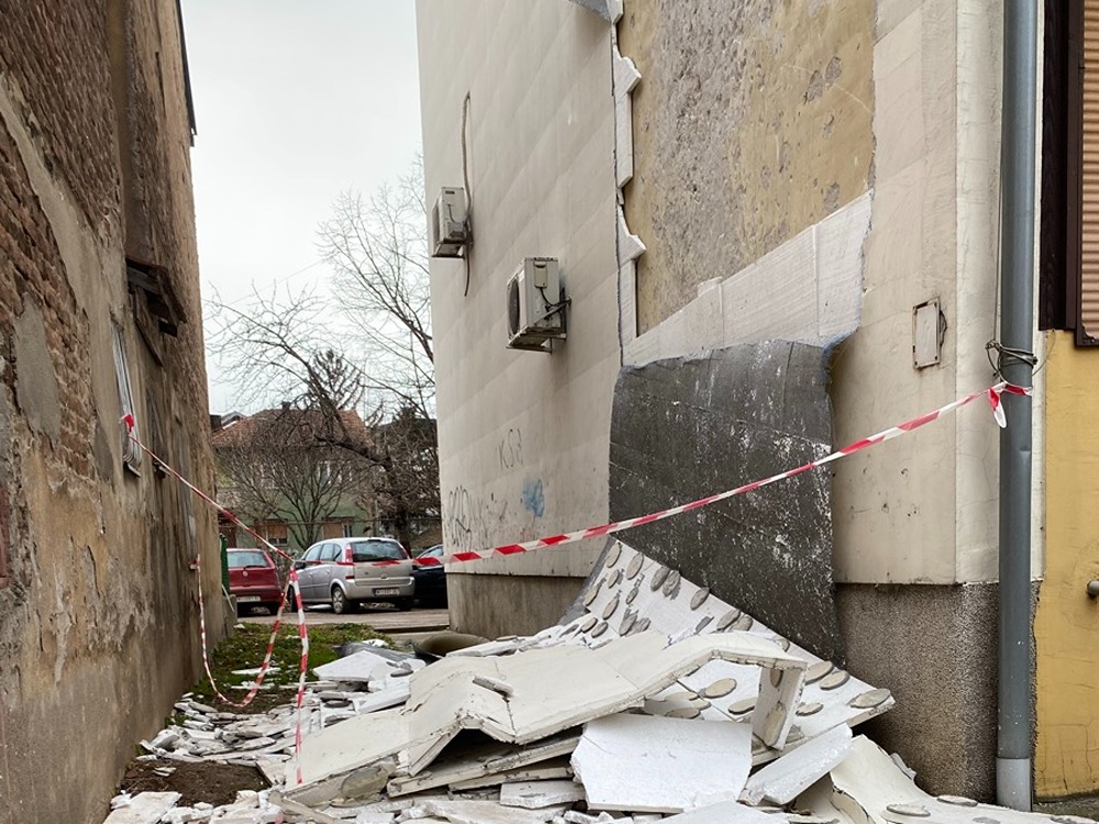 Obrušavanje fasade zgrade u Nišu - 2 meseca kasnije nove nema, stara nastavlja da se ruši 1 IMG 2391