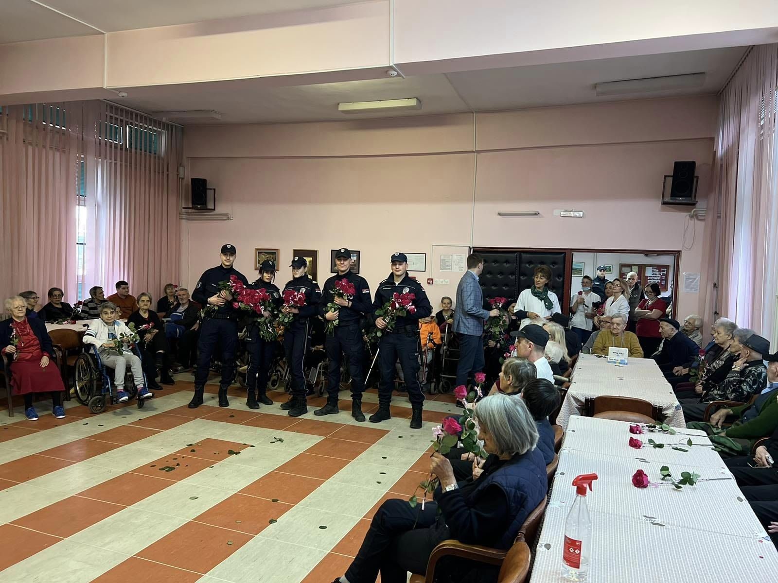 gerontološki ruže policija osmi mart