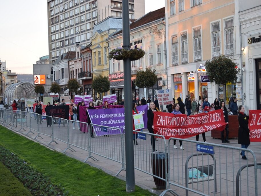 Dostojanstven porođaj, besplatan abortus, zaštita od mobinga - zahtevi Osmomartovskog marša u Nišu 2 8 mart 3