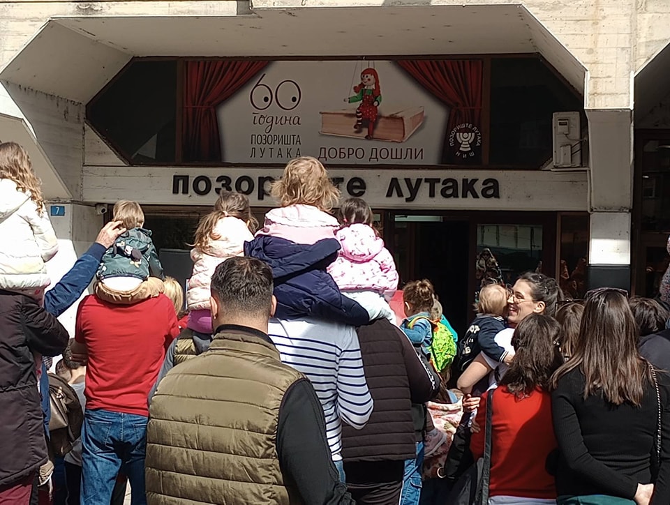 predstaveispredpozorista foto fbpozoristelutaka