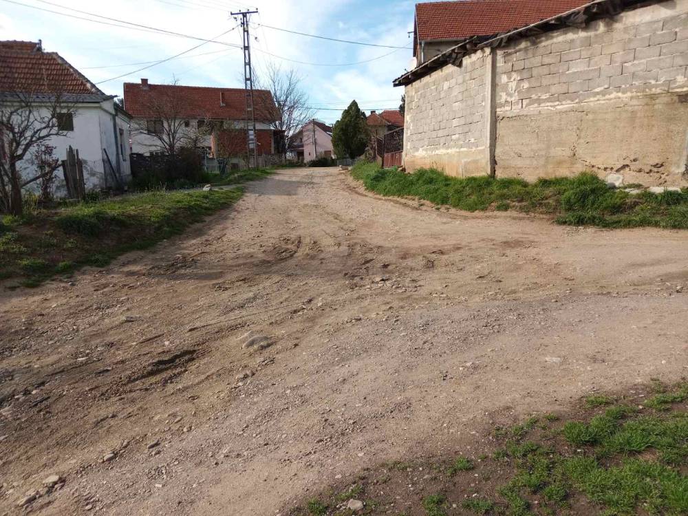Stanovnici ulice u Pasi Poljani 15 godina čekaju asfalt, a dobijaju samo obećanja 1 Stevana Niksica Lale 3