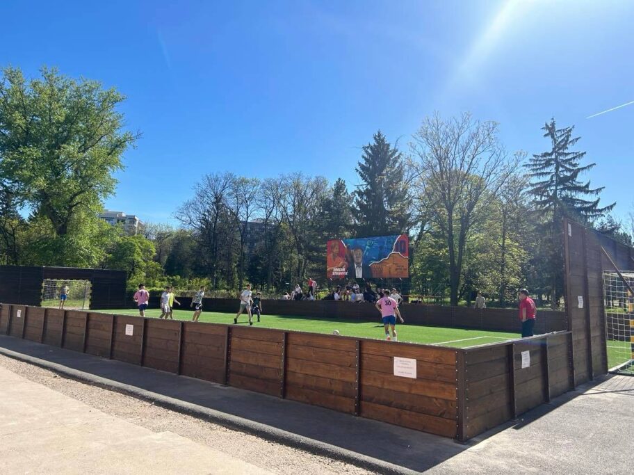 Skinuta obeležja "Mozzart" fondacije sa terena u školi “Kralj Petar Prvi” 5 Os Kralj Petar Prvi 2