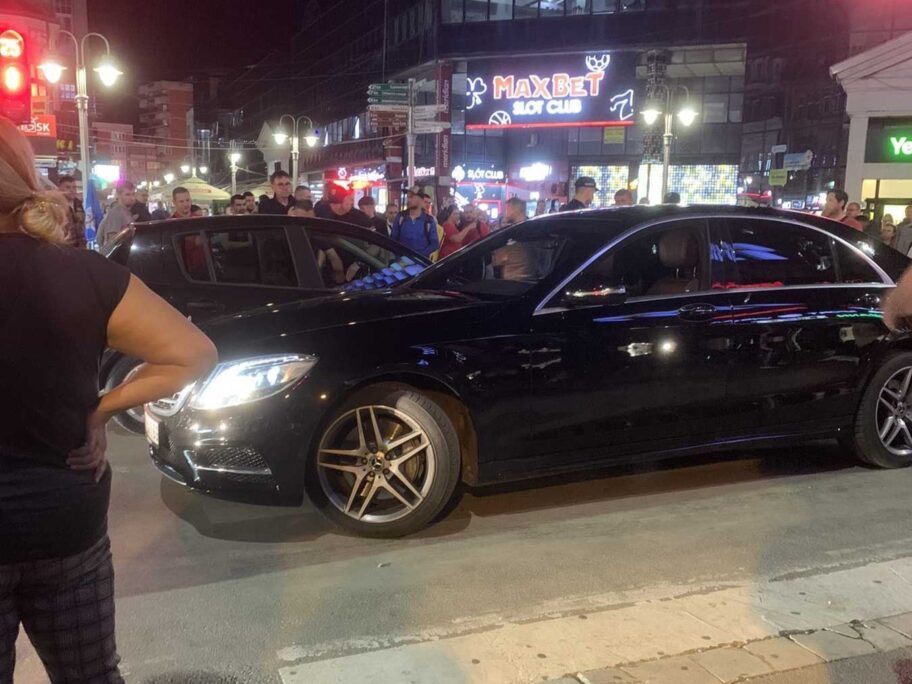 Vozač u suprotnom smeru pokušao da prođe kroz centar Niša, građani sprečili veći incident 13 mrcedes centar