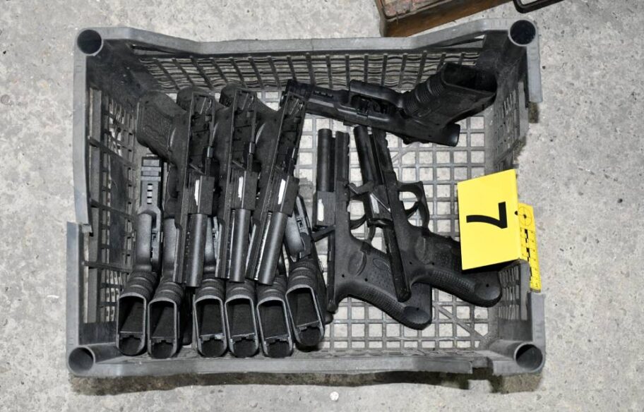 Pištolj od olovke i radionica puna oružja - hapšenje u Nišu 2 Oruzje 1