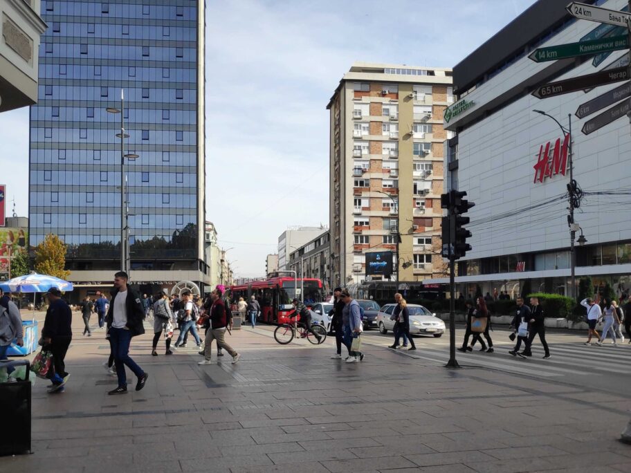 trg kralja milana ljudi scaled