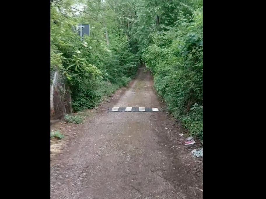 Na zemljanom putu koji vodi ka šumi postavljen "ležeći policajac" 11 Screenshot 2024 04 25 at 12 19 53