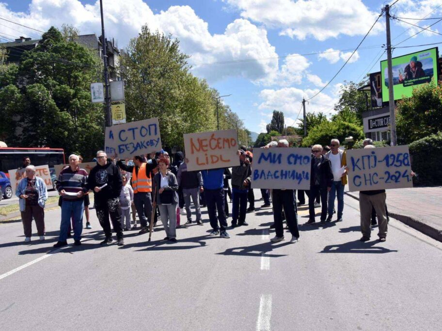 Građani se bune, brane svoje kuće pored UKC-a, neće da to postane "javna svojina" 16 protest bulevar zorana djindjica foto jv 1