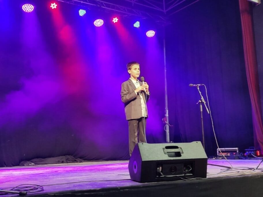 Slepi dečak iz Niša je odličan đak, talentovan sportista i uspešan pevač 13 jakov 6