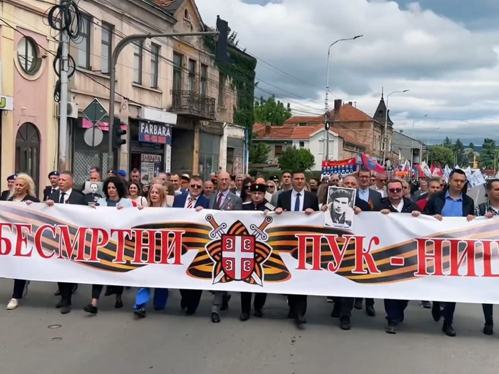 "Besmrtni puk" u Nišu: Građani i funkcioneri šetali od logora do centra 1 Screenshot 2024 05 09 at 16 57 47