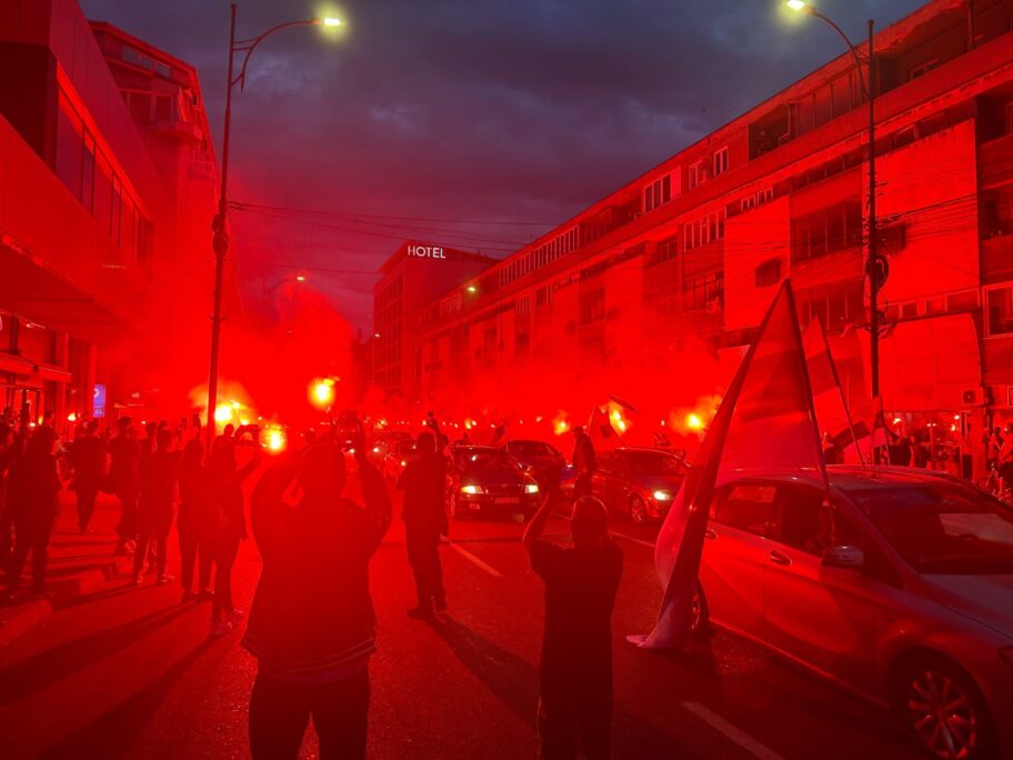 Organizovana bakljada, zastave i povorka i kroz Niš povodom Rezolucije i glasanja u Njujorku 18 IMG 1021 scaled