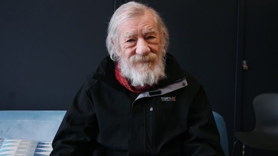 Pozorište: Slavni glumac Ijan Makelen pao sa scene dok je glumio u predstavi 11 133455684 412f81532fbef7741c82144c0a68b2cf8a4f224a