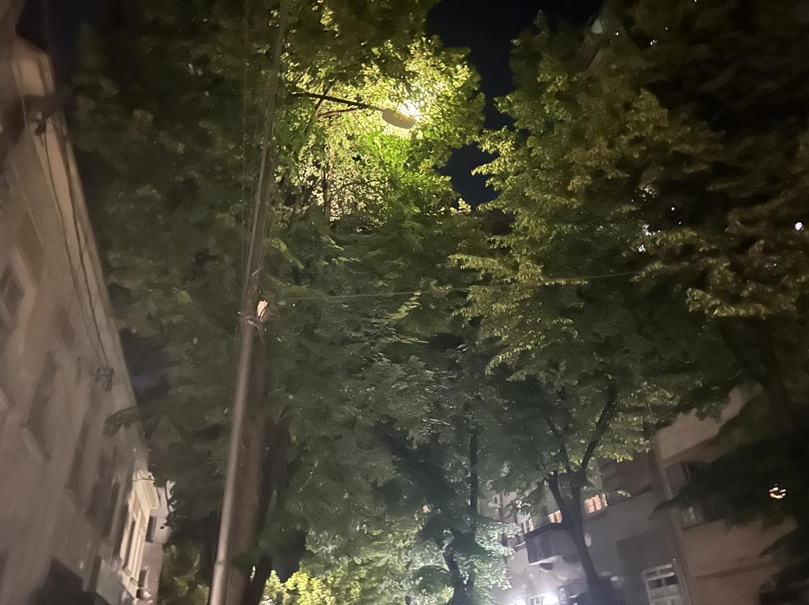 Ulična svetiljka u centru Niša umesto ulice, osvetljava nebo 1 448377331 1581516329247566 4765747684002170398 n