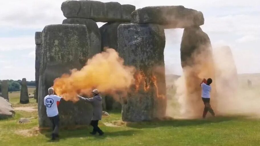 Narandžasti prah po Stounhendžu uoči najdužeg dana u godini u protestu protiv nafte 11 133458424 5d3f6dd9 3156 40b2 8403 082ab72c7ac4