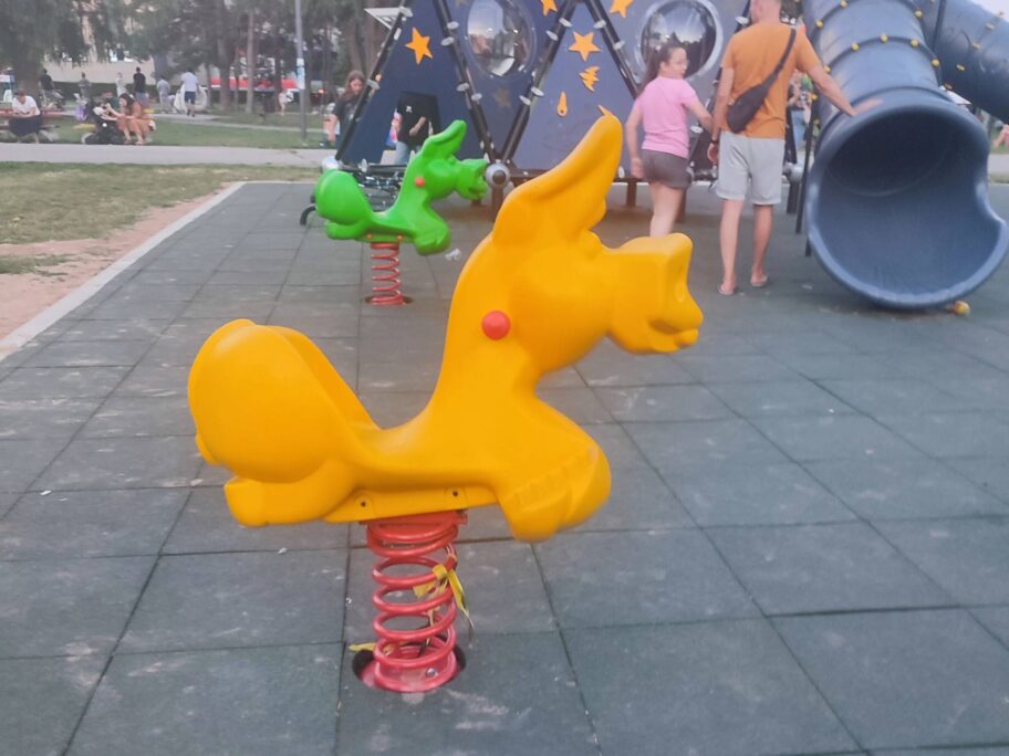 Novo igralište u Čairu, a već polomljena njihalica 7 igraliste cair foto citalac scaled