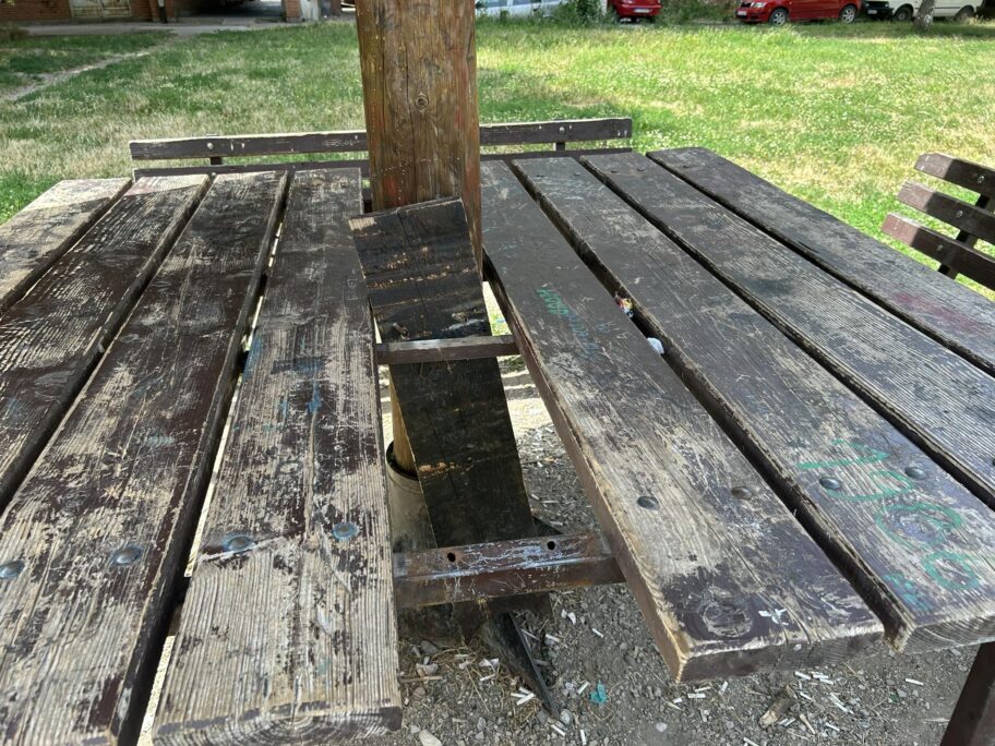 Zarđali ekseri i polomljeni letnjikovci u međublokovskom parku na Bulevara Nemanjića 6 448436978 438933855621685 7316079029703896124 n