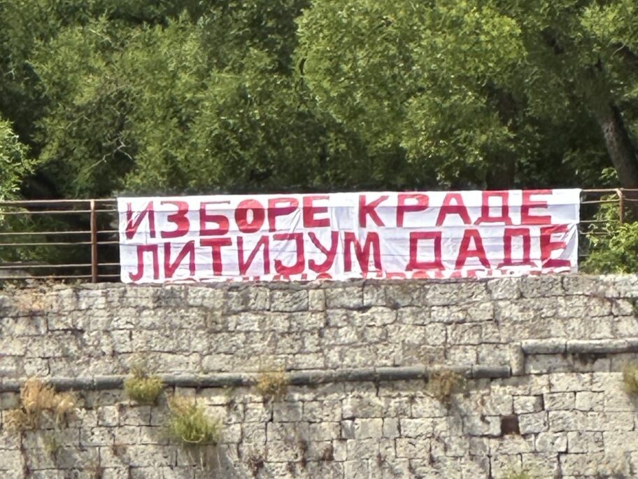 "Kreni-Promeni" na Tvrđavi u Nišu istakao transparent "Izbore krade, litijum dade" 9 tranparent krenipromeni