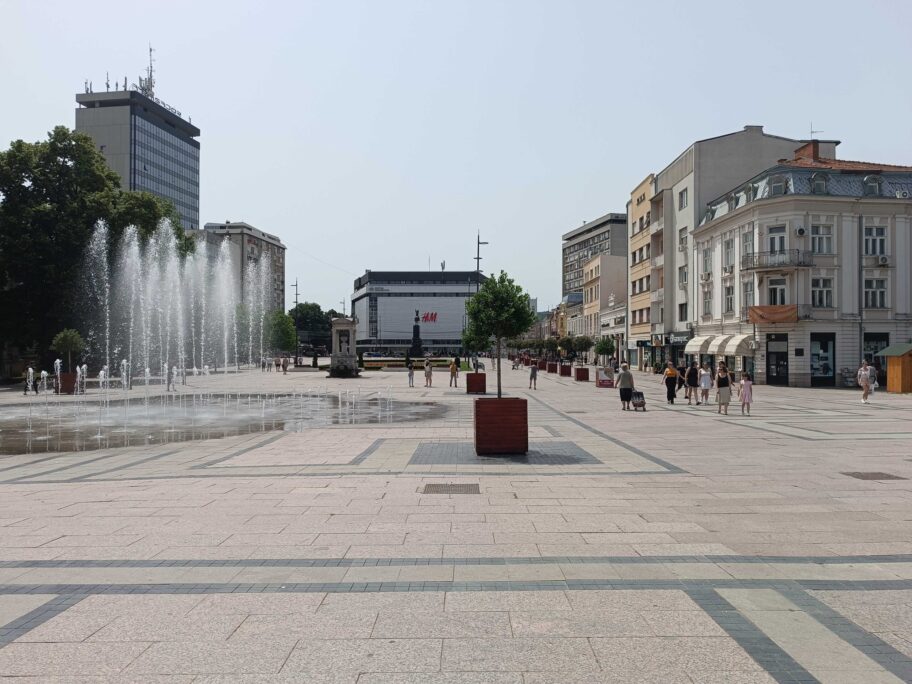 Od tropskih vrućina do pljuskova i grmljavine na jugu Srbije sledeće nedelje 9 trg kralja milana leto vrucina scaled