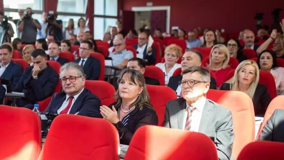 133531636 be508af5 b1f9 4567 a50c ac4e68c08625