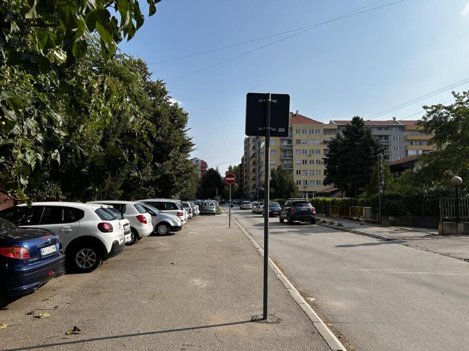 Građani se žale - znakovi na niškom Bulevaru Nemanjića blokiraju parking mesta 1 456193084 511338868252145 2378664632052051119 n