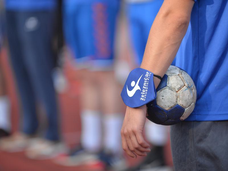 "Želja" u dugovima ili novi rukometni klub - pitanje je Grada Niša sad 5 800x600 rk zeleznicar maska i lopta foto jv vanja keser