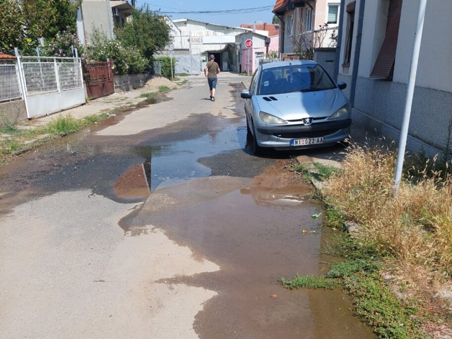 Žitelji Ohridske u Nišu prijavili kvar na vodovodu, a posle 10 dana voda i dalje ističe 11 ohridska voda fotocitaoc
