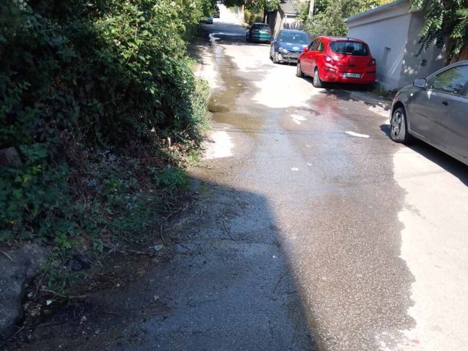 Građani se žale da na uglu dve ulice u Nišu voda teče još od zimus 20 djevdjelijska