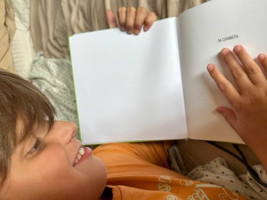 Nišlijka koja je osmislila piktoknjigu za decu sa autizmom dobila nagradu za najbolju inkluzivnu igračku u Srbiji 4 pikto