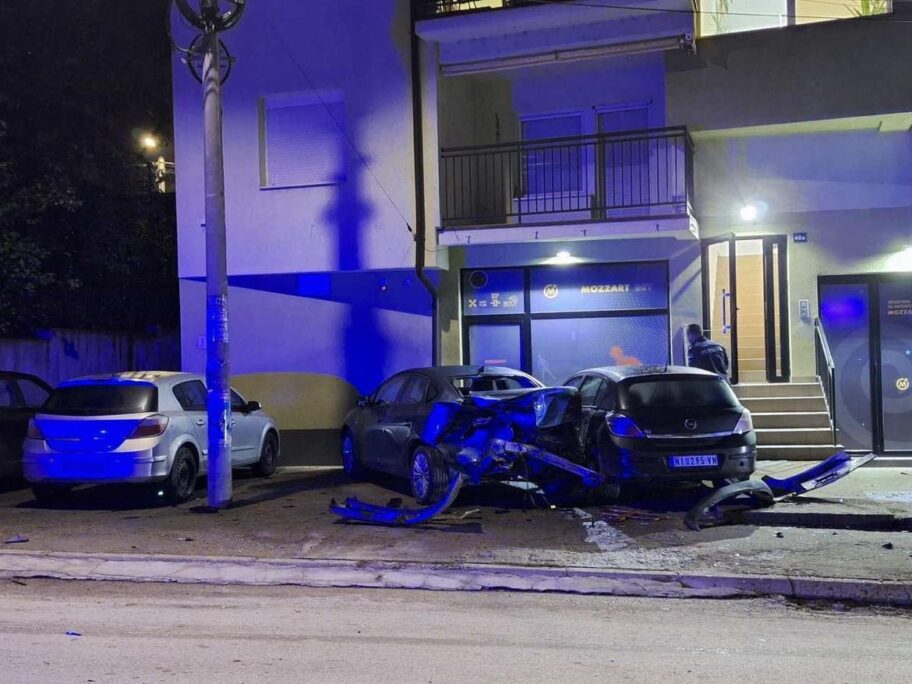 Uništena vozila i fasada zgrade u Mokranjčevoj nakon udesa, stanari bezuspešno traže usporavače 13 462544166 945100830751806 4585640981311365103 n