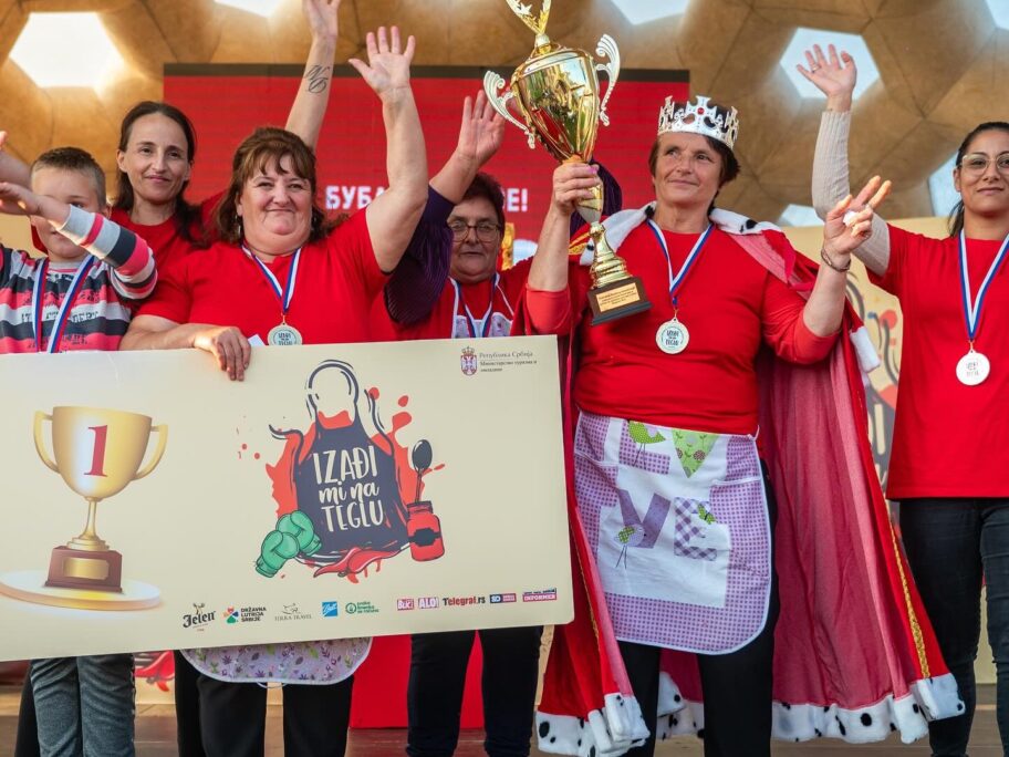 Tim komšinica iz Brestovca napravio najbolji ajvar u Srbiji 5 vesele komsinice foto izadjminateglu