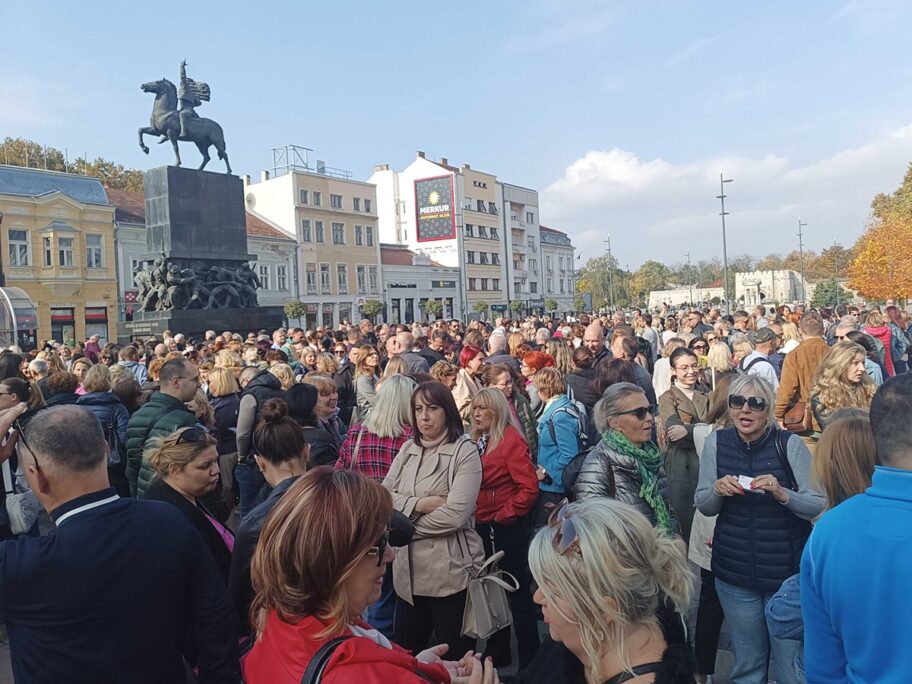 Prosvetari se spontano okupili u Nišu - "nismo neprijatelji već stub društva od koga će zavisiti Srbija" 3 prosveta